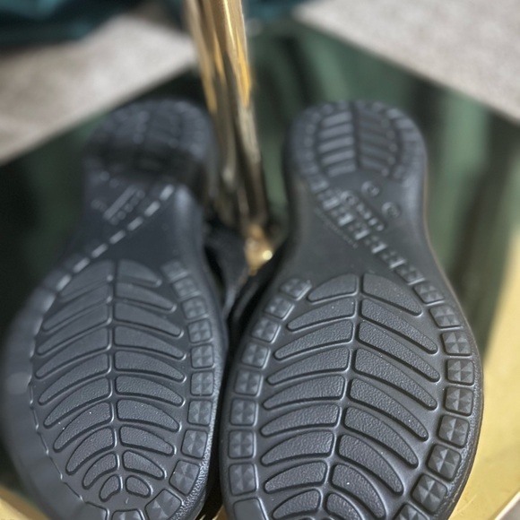 CROCS Black Textured Sandals - Picture 2 of 4